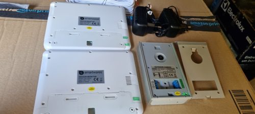 Smartwares DIC-22222 Video Intercom rendszer, 720p HD, 7" (17,8 cm) LCD monitor, Pan/billent kamera, Automatikus felvétel funkció, Éjszakai látás, 2 lakásos készlet, Ezüst HASZNÁLT